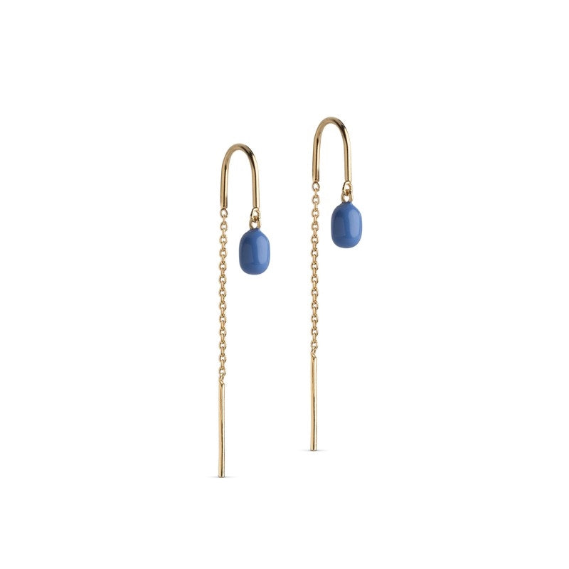 Eleanor Cornflower øreringe i forgyldt sølv med blå emalje fra Enamel Copenhagen Studio Vibrations.